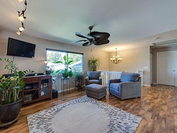 4th image of 12048 Glengrove Dr