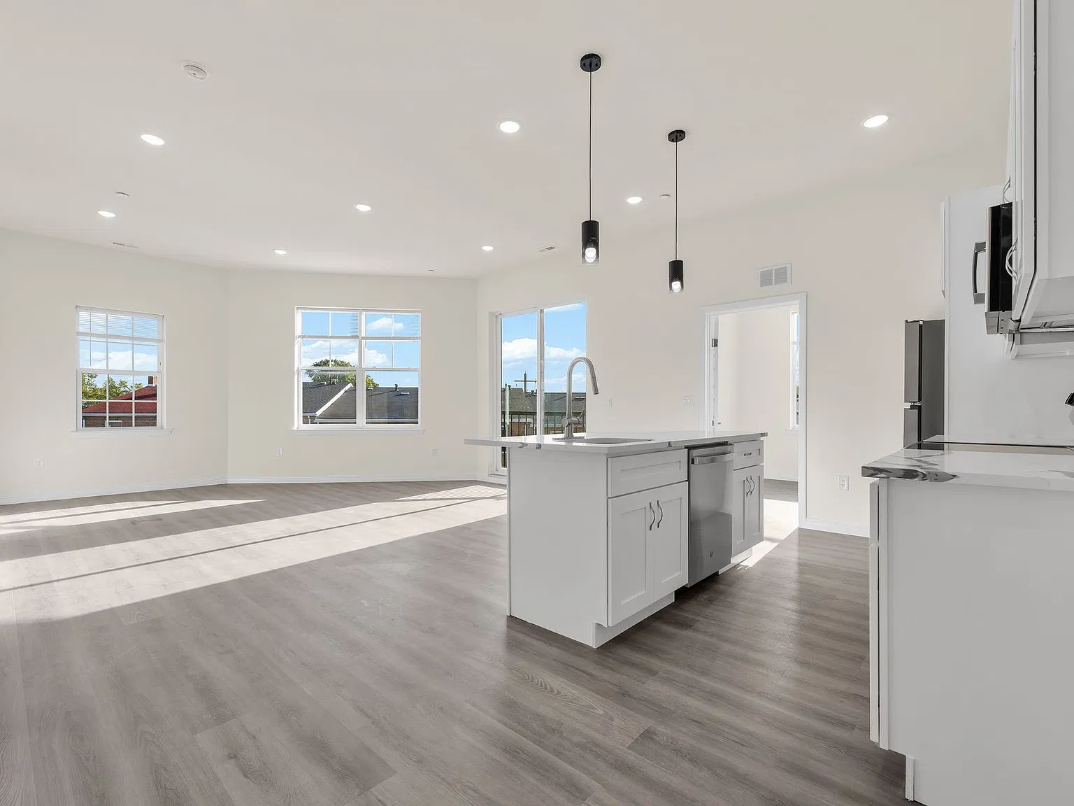 SKYLINE LUXURY APARTMENTS — Photo 4