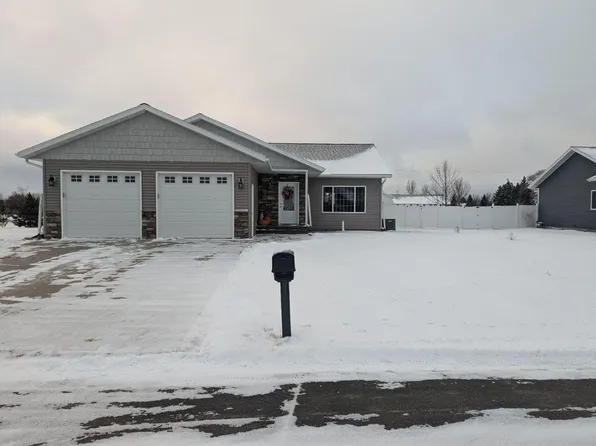 706 9th St NE, Perham, MN 56573