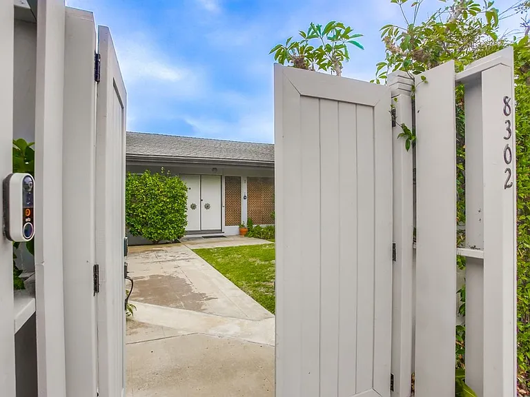 8302 Prestwick Dr — Photo 15