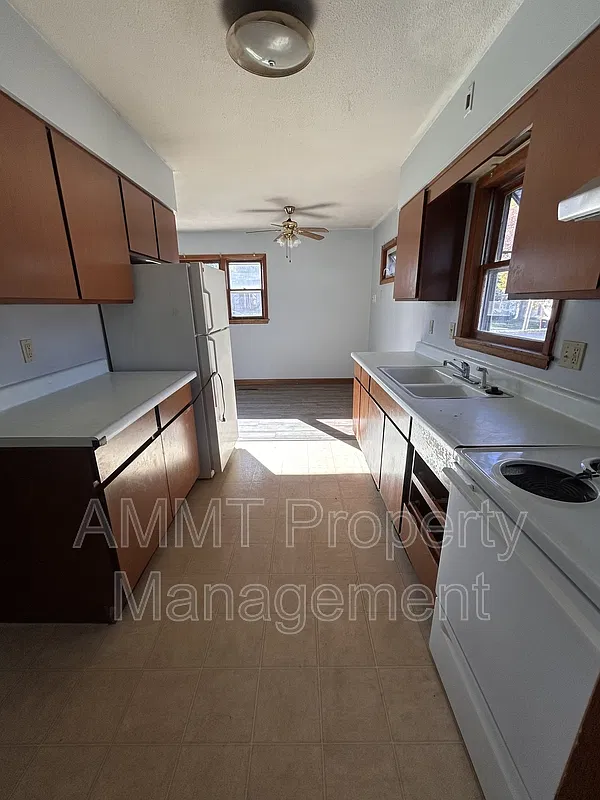 480 5th Ave — Photo 4