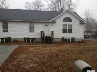 55 Baldwin Ln, Medford, NY 11763