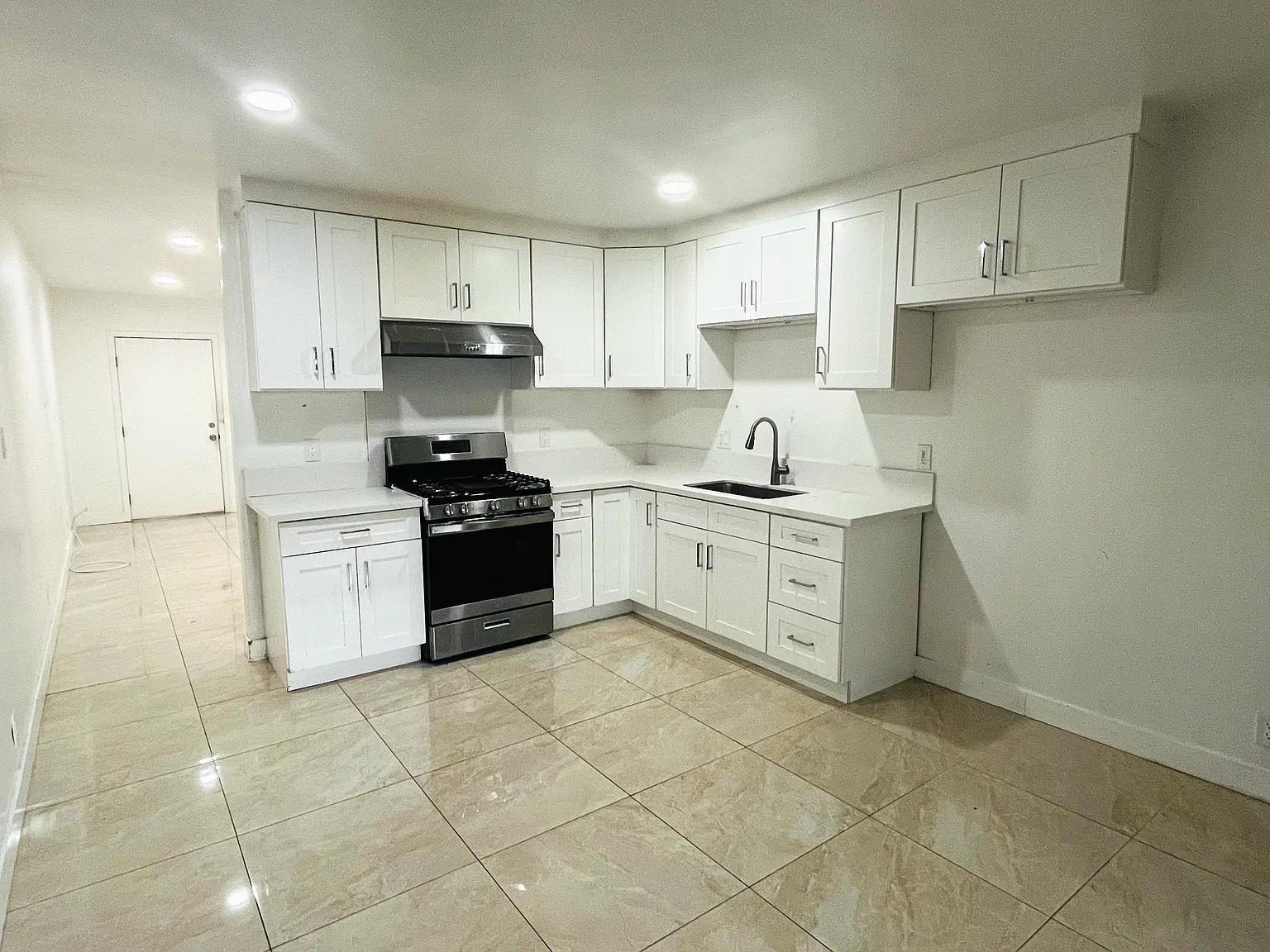 2 bed, 800 sqft, $2,450 — Photo 1