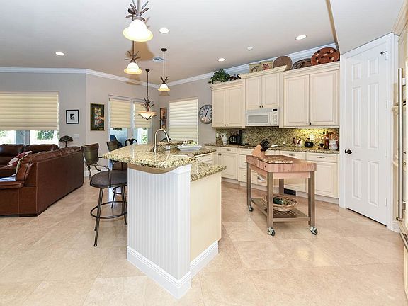 4th image of 832 SW Pebble Ln