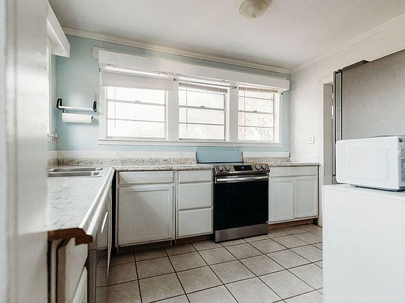 3rd image of 401 Bon Ami St