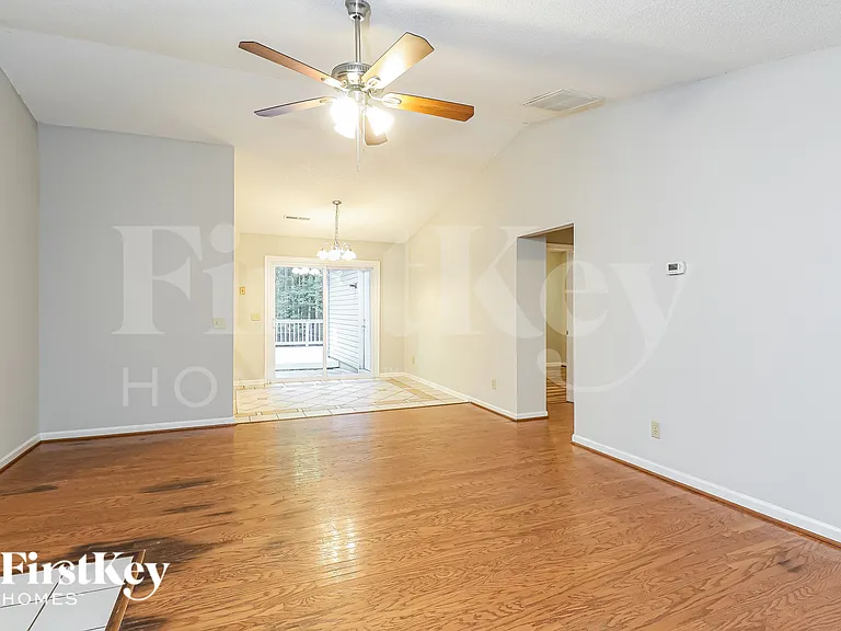 110 Waderich Ln — Photo 3