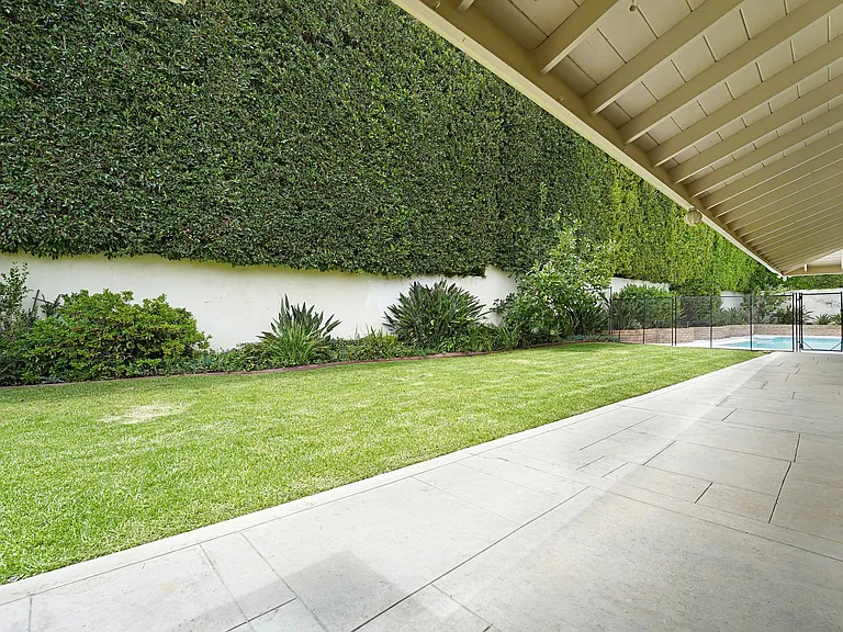 555 Amalfi Dr — Photo 33