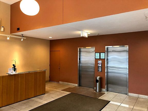 3rd image of 2740 N Pine Grove Ave APT 13A