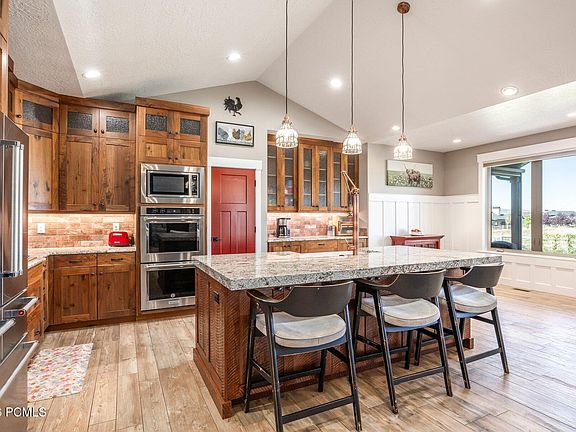5th image of 802 Spruce Way