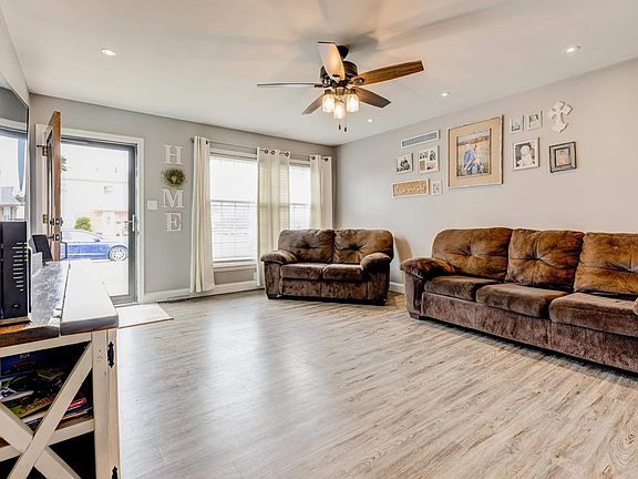 3rd image of 2305 Venetian Way