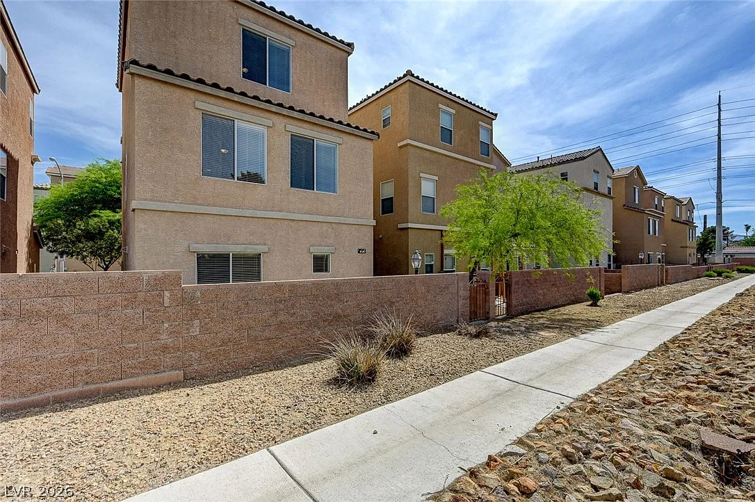 3 bed, 2.5 bath, 1327 sqft, $2,050 — Photo 3