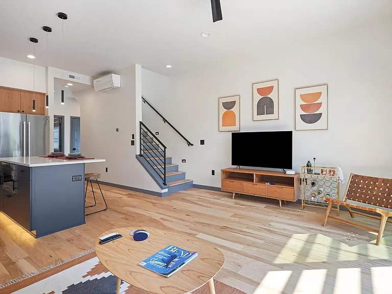 36 SW Roosevelt Ave — Photo 5