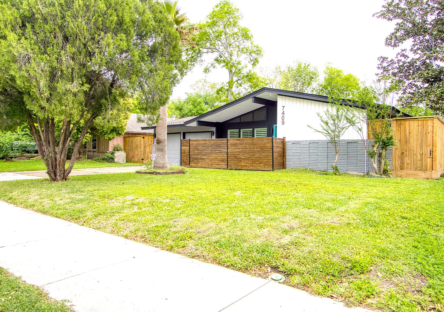 Mid-Century Spacious Treasure, W/D, Central Air — Photo 4