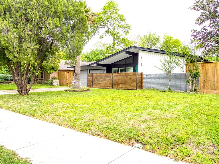 Albacore Dr — Photo 4