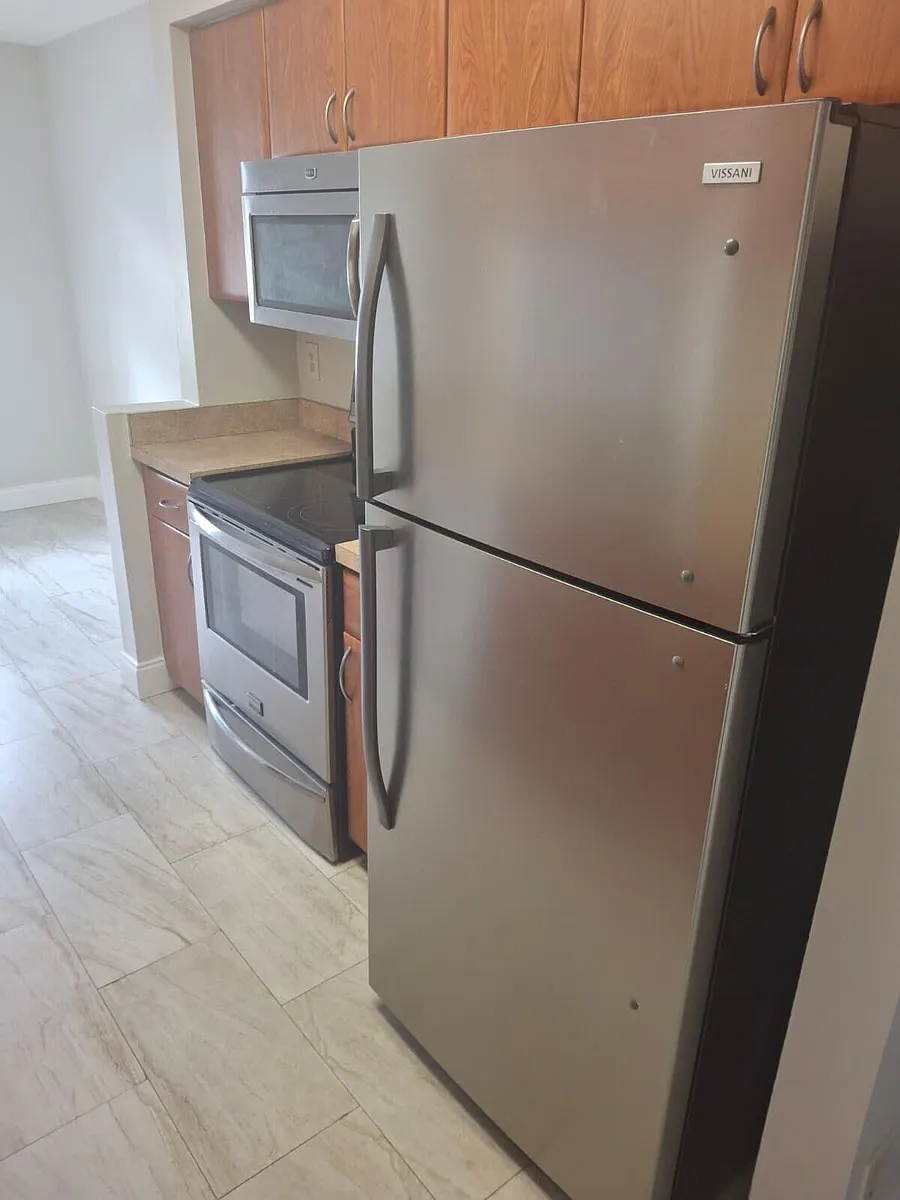 Building Photo - 9833 Westview Dr #813