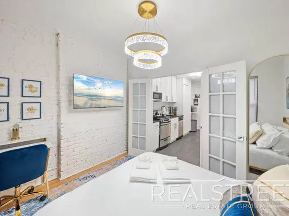 109 Madison Street image 9 of 13