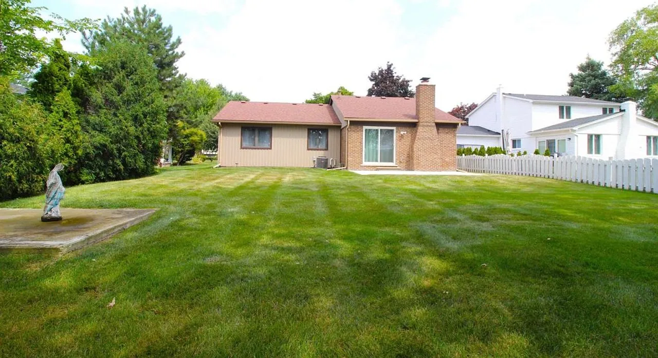 3 bed, 1384 sqft, $2,400 — Photo 2