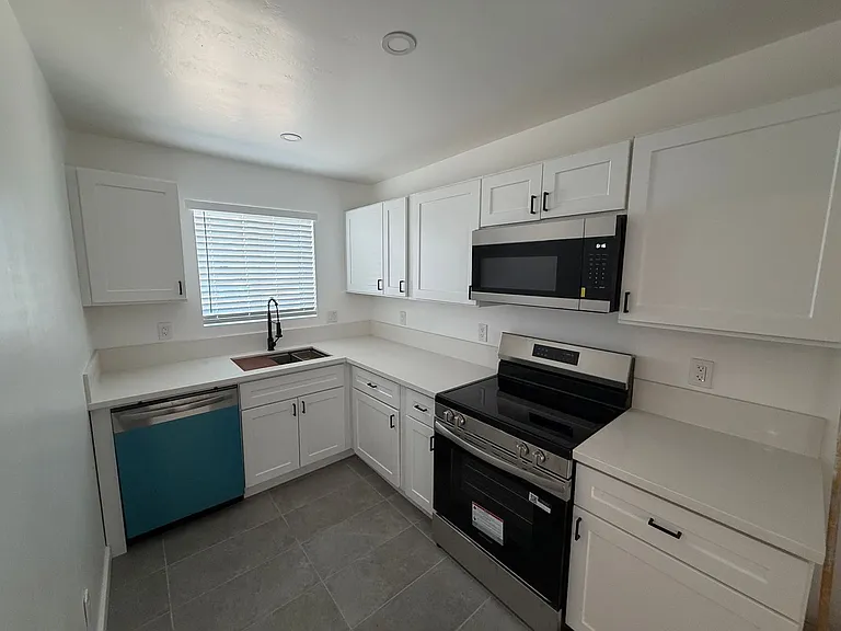 3001-3015 E La Madera Dr — Photo 4