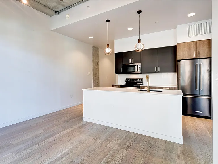1501 E 4th St #202 — Photo 6
