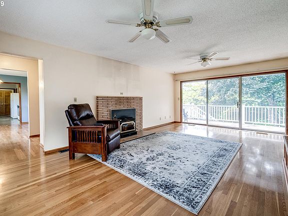 5th image of 590 SE Brookwood Ave