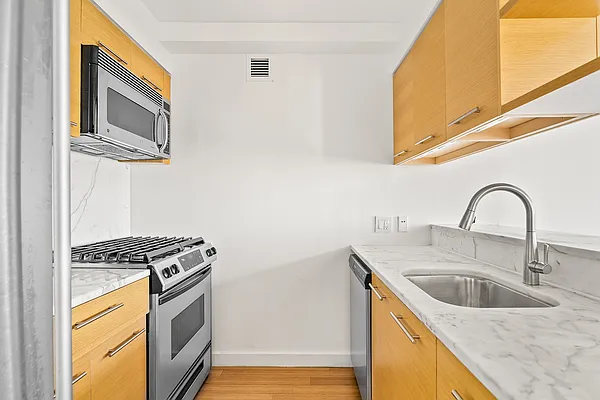 Rented by SERHANT. | media 5