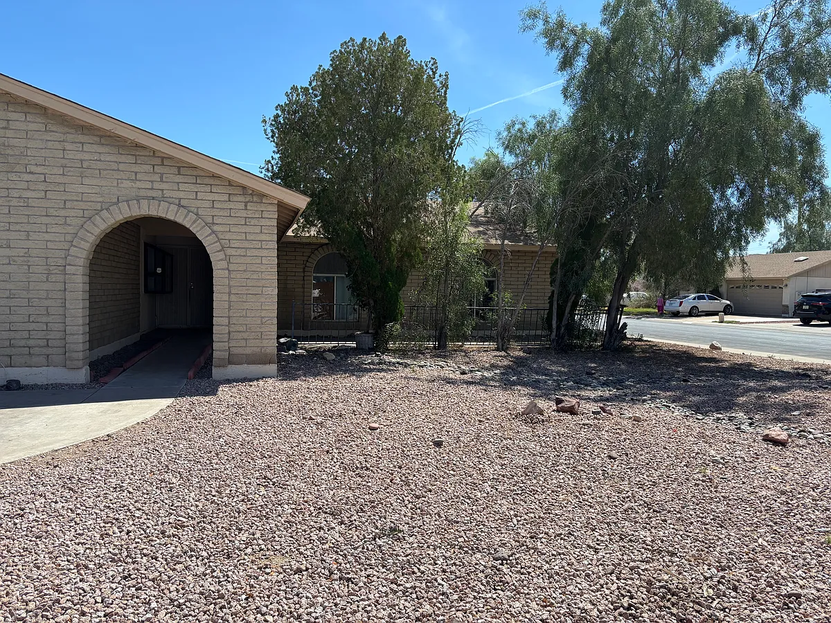 Photo 1 of 11 - 9013 N 64th Dr - Glendale, AZ Primary Photo - 9013 N 64th Dr