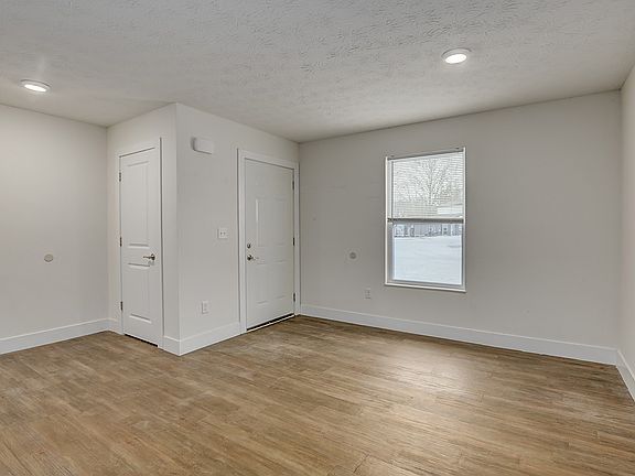3rd image of 702 Court Yard Ln