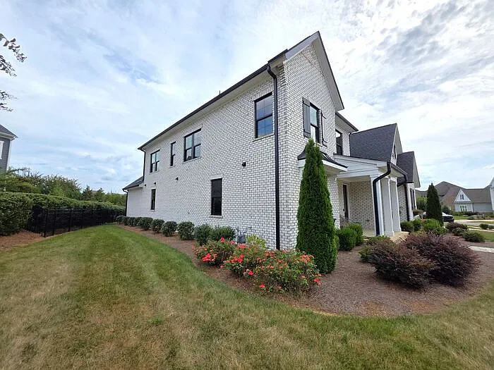 4 bed, 4.0 bath, 3659 sqft, $6,000 — Photo 2