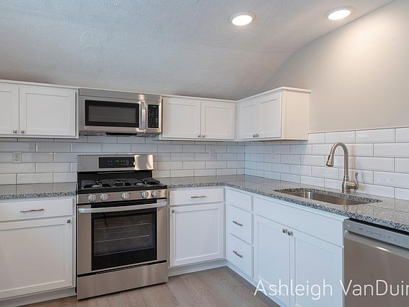 3rd image of 823 Crescent St NE #2