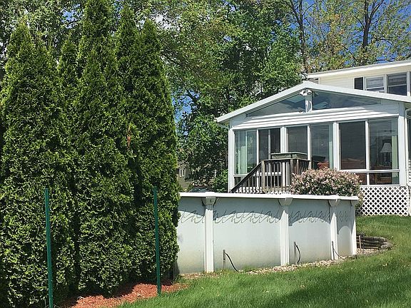 4th image of 446 Baker Ave