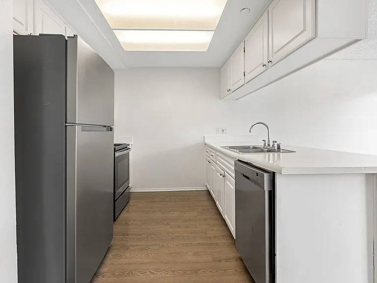 Monrovia Villas Apartments — Photo 14