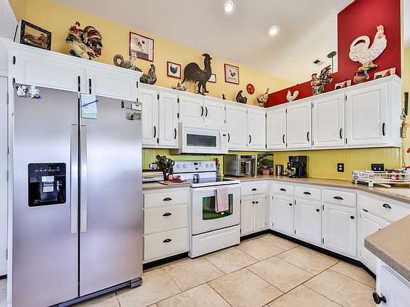 5th image of 893 Castlewood Dr.