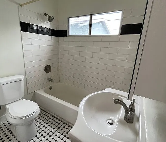 1922 1/4 Daly St — Photo 13