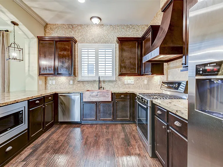 2306 Couch St — Photo 12