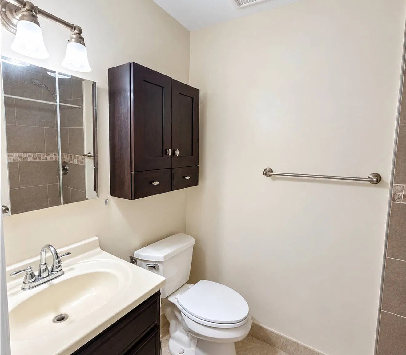 4 bed, 3.0 bath, 1847 sqft, $5,900 — Photo 4