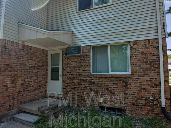 214 Grand Manor Dr, Grand Ledge, MI 48837