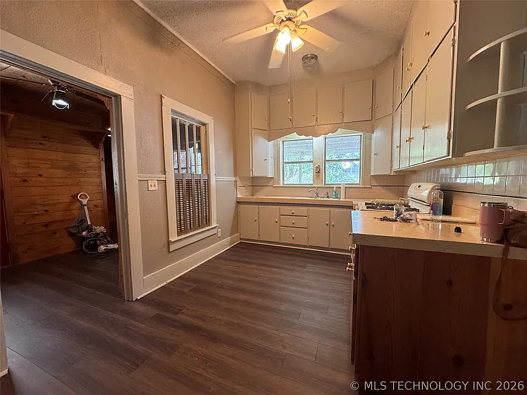 1524 W Maple St — Photo 4