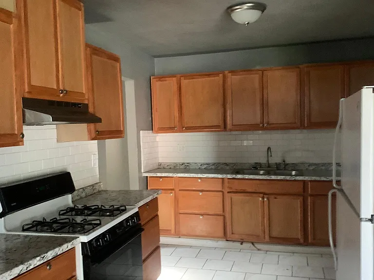 245 E Young Pl — Photo 28