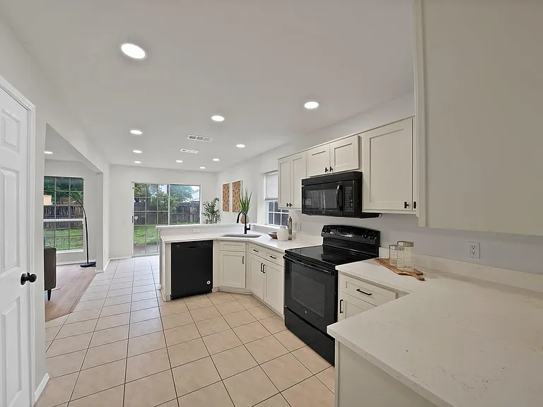 7548 Meadow Creek Dr — Photo 12