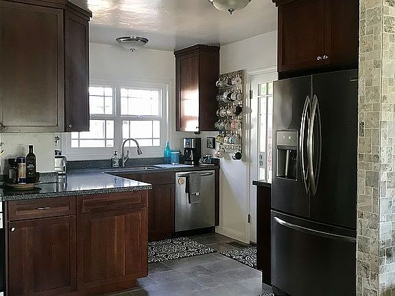 5th image of 750 S Lee Ave