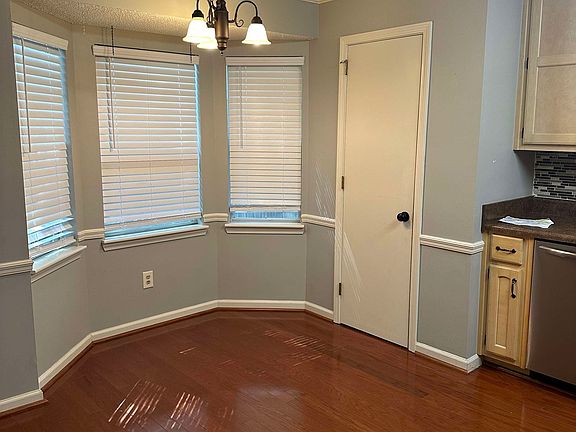 4th image of 811 Jamestown Manor Park