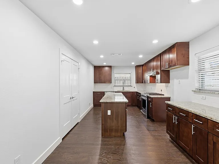 6207 Royal Ln — Photo 8