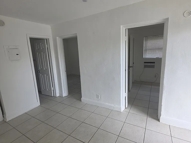 1305 NE 2nd Ave #4 — Photo 7