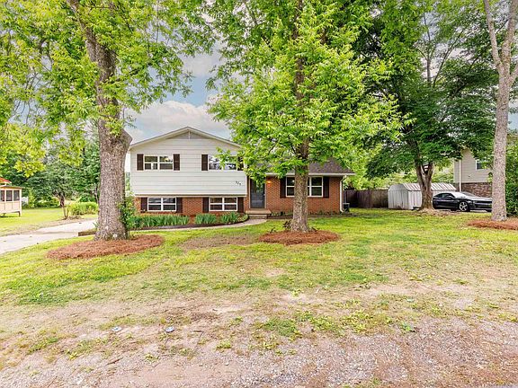2nd image of 524 Lynn Cir