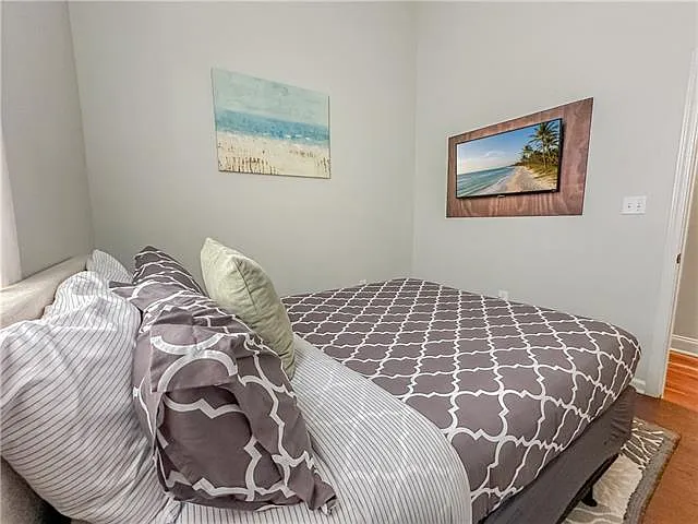 3 bed, 2.0 bath, 1044 sqft, $2,100 — Photo 4