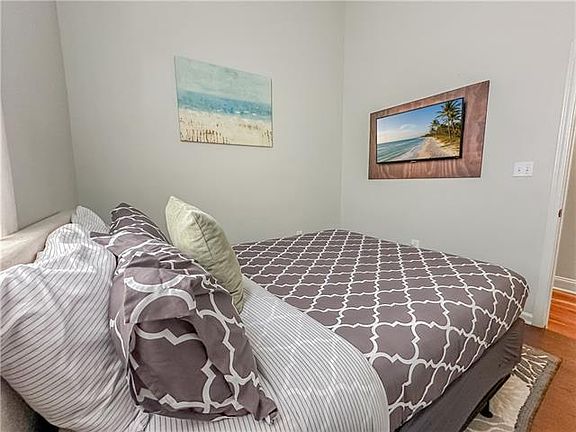 4th image of 2033 Jackson Ave