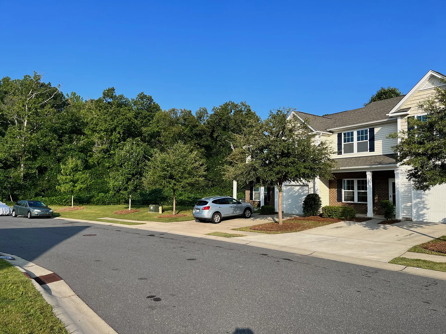 3 bed, 2.5 bath, 2069 sqft, $2,200 — Photo 3