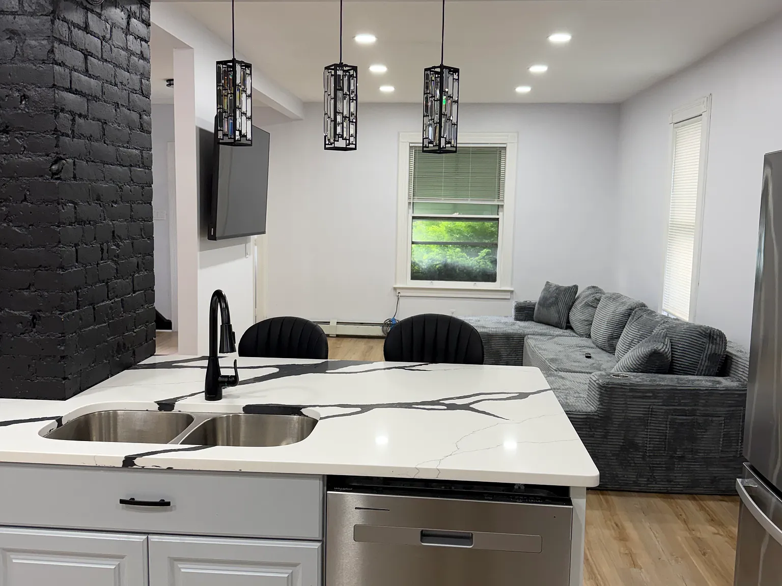 6 bed, 1932 sqft, $4,950 — Photo 4