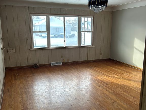 3rd image of 3210 Commonwealth Dr #1