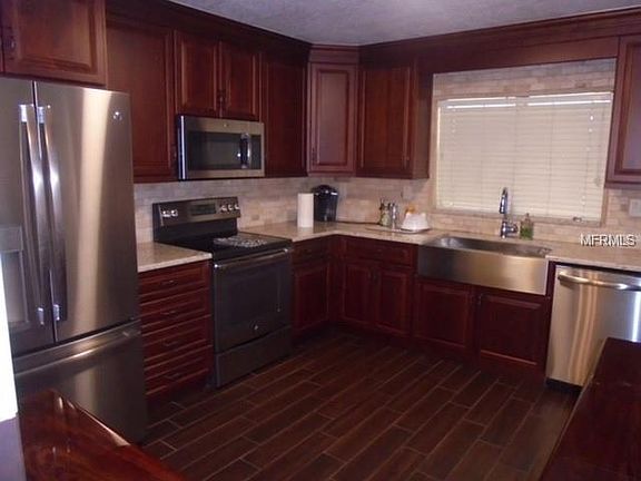 3rd image of 902 Avenue M SE